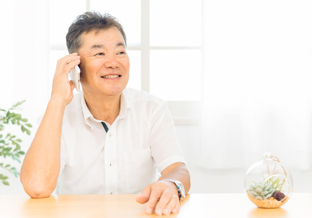 お問い合わせする年配の男性