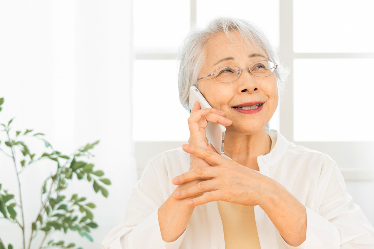 お問い合わせする年配の女性